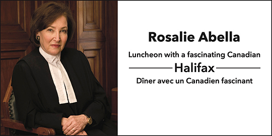 Informations sur l'événement à côté d'un portrait de Rosalie Silberman Abella portant une robe de juge noire avec des onglets de col blancs, assise dans une chaise en bois.