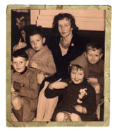 Une femme et quatre enfants posent sur une photographie en noir et blanc.