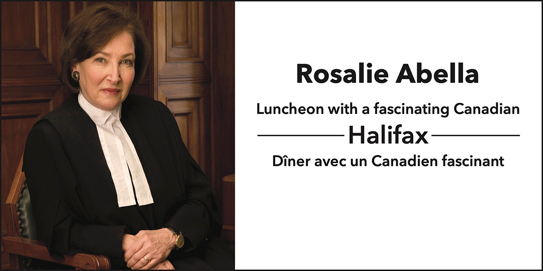 Informations sur l'événement à côté d'un portrait de Rosalie Silberman Abella portant une robe de juge noire avec des onglets de col blancs, assise dans une chaise en bois.