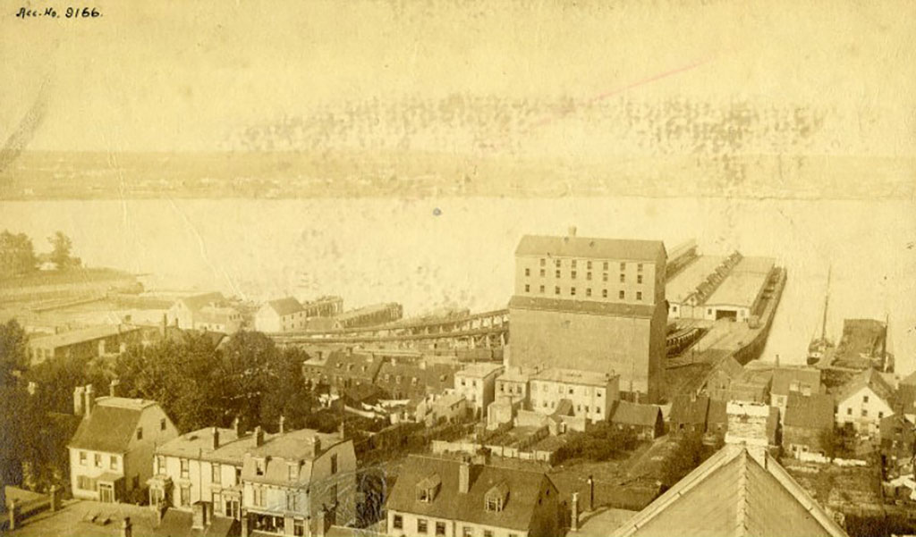 Image d’archives de 1900 montrant les bâtiments et le port de Halifax.