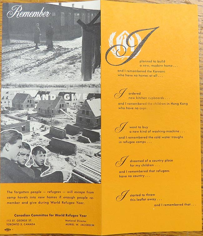 Une brochure jaune avec un texte et des poèmes encourageant les dons, et deux photos en noir et blanc de personnes et de camps de réfugiés.