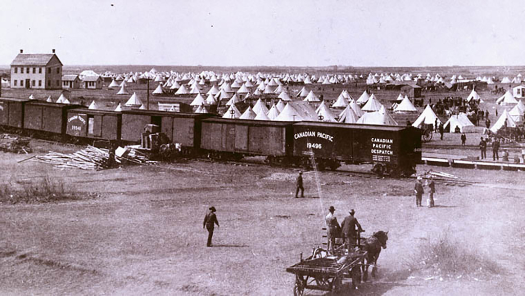 Un vieux camp de travail pour le Canadien Pacifique avec des centaines de tentes visibles.