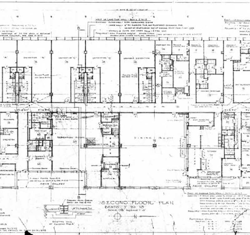 Plan architectural et plans d’étage d’un bâtiment.