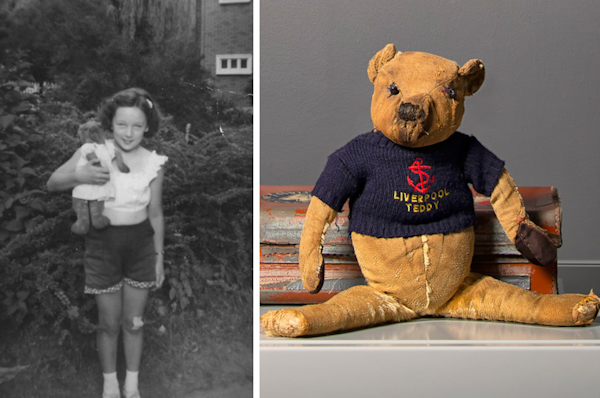 À gauche, une image en noir et blanc d’une jeune Pat Marshall tenant son ourson en peluche dans un jardin. À droite, une photo du même ourson en peluche exposé dans une vitrine, portant un chandail bleu brodé d’une ancre et des mots « Liverpool Teddy ».