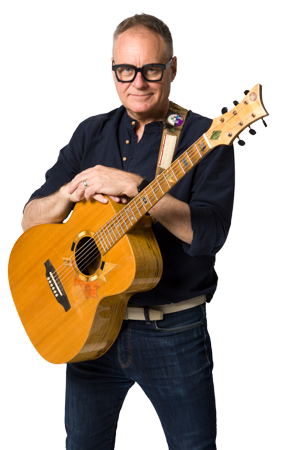 Jowi, un homme blanc d’âge moyen, tient la guitare Voyageur.