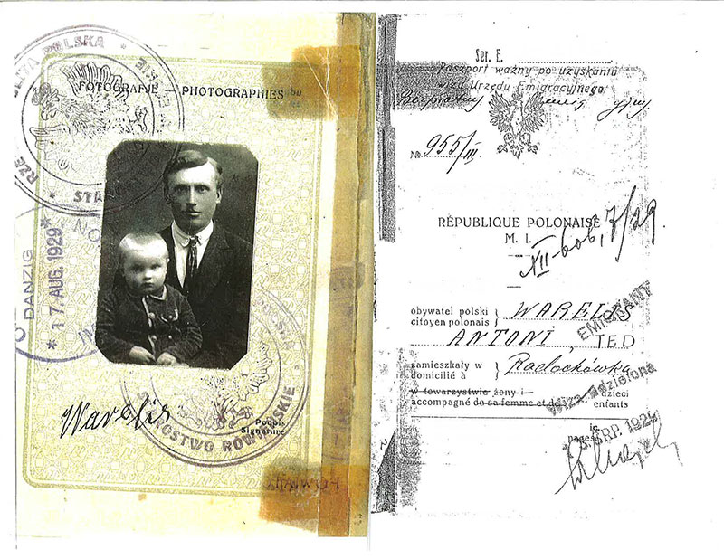 Deux pages de vieux document, à gauche un jeune homme avec un enfant et trois timbres et signature. Détails du côté droit de l’utilisateur et du timbre, numéro de série et signature.