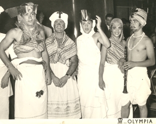 Cinq jeunes gens vêtus de costumes égyptiens.