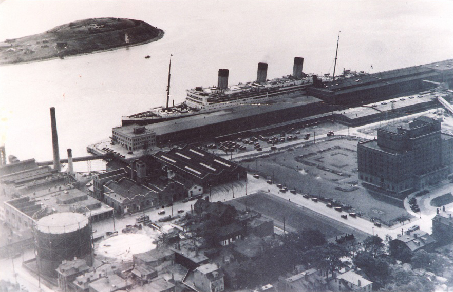 Photographie d'archive des bâtiments du front de mer.