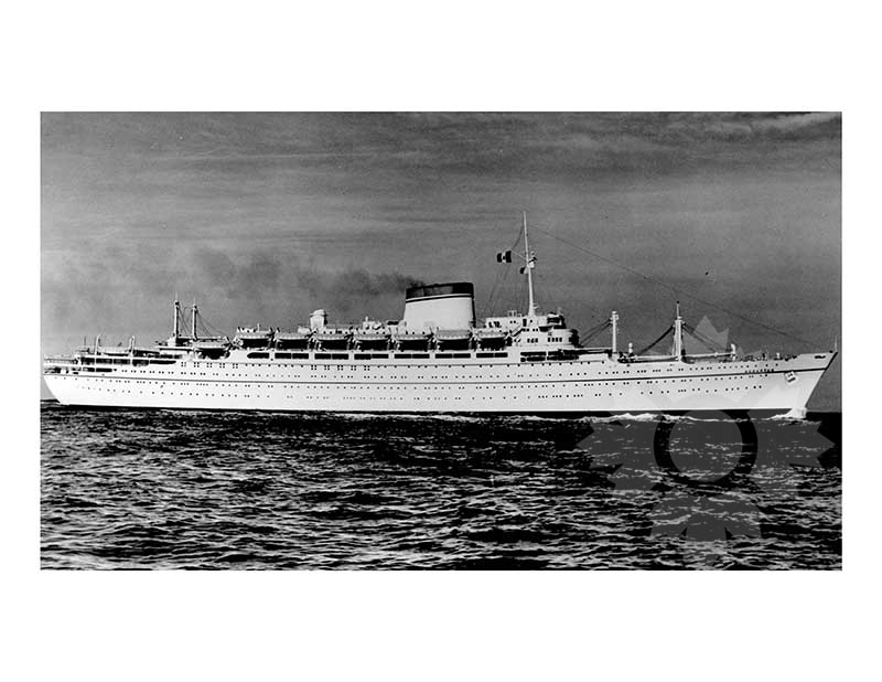 Photo en noir et blanc du navire Augustus (MS)