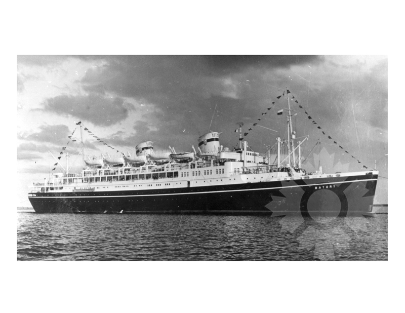 Photo en noir et blanc du navire Batory (MS)