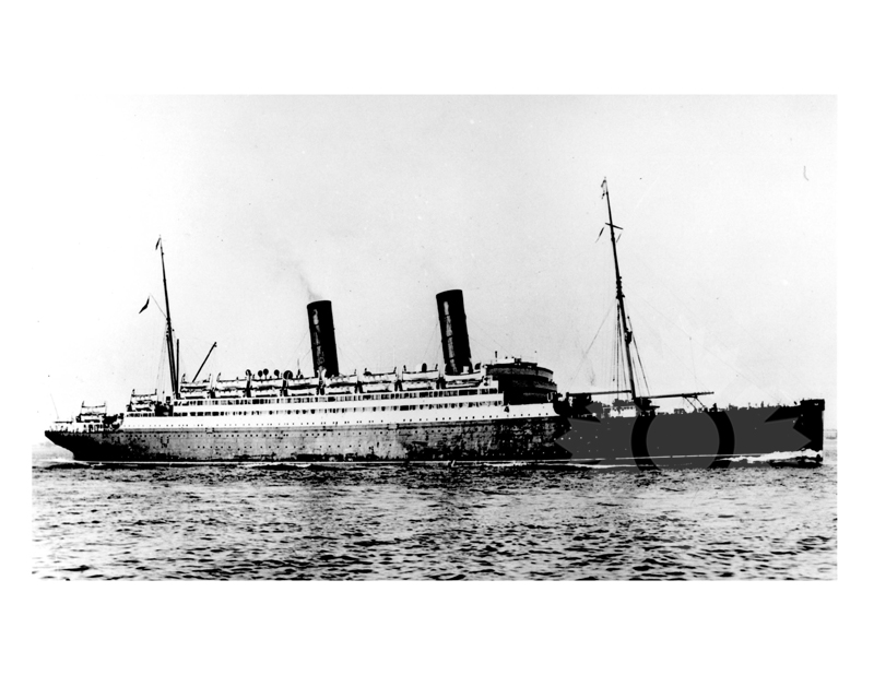 Photo en noir et blanc du navire Caronia (RMS)