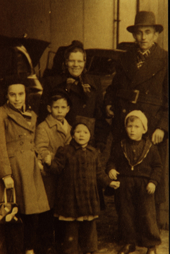 La famille Douwsma, avant son embarquement sur le S.S. Zuiderkruis, le 22 janvier 1952. Musée canadien de l’immigration du Quai 21 (DI2013.1530.9).