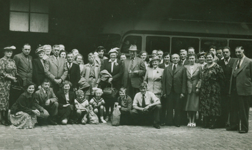 Carl Besseling et sa famille, sur le quai de Rotterdam, avant de s’embarquer sur le S.S. Zuiderkruis, en 1953. Musée canadien de l’immigration du Quai 21 (DI2013.1679.1).