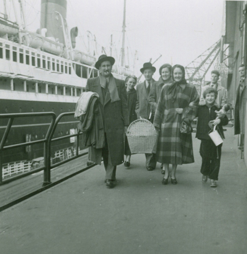 Carl Besseling et sa famille, sur le quai de Rotterdam, avant de s’embarquer sur le S.S. Zuiderkruis, en 1953. Musée canadien de l’immigration du Quai 21 (DI2013.1679.6).