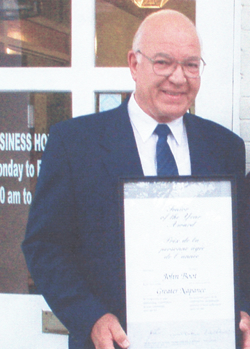 John Boot, récipiendaire du Prix Aîné de l’année, en 2004. Musée canadien de l’immigration du Quai 21 (DI2013.1534.7).