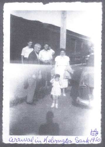 John Boot et sa famille, arrivant à Kelvington, en Saskatchewan, en juillet 1950. Musée canadien de l’immigration du Quai 21 (DI2013.1534.6).