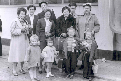 Arie et Tiny Bor et la famille, sur le quai de Rotterdam. Musée canadien de l’immigration du Quai 21 (DI2013.1535.3).
