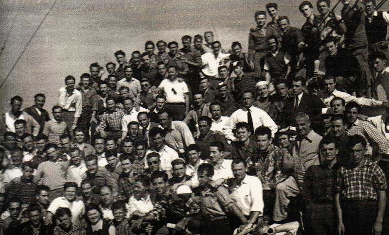 Luciano Tonai et des passagers à bord du S.S. Conte Biancamano, 1954. Musée canadien de l’immigration du Quai 21 (DI2013.1831.4).