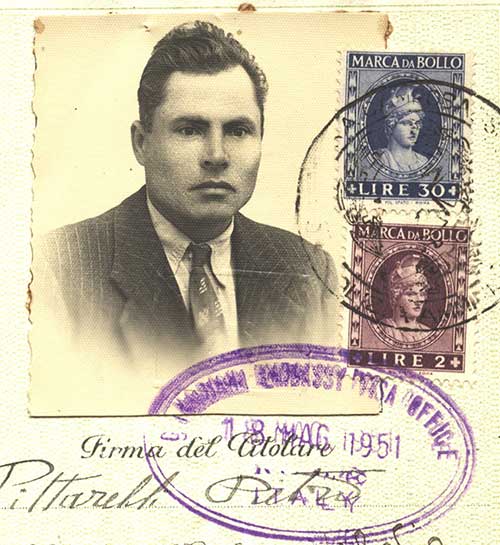 Photo de passeport délivré à Pierto Pittarelli, 1951. Musée canadien de l’immigration du Quai 21 (DI2013.1819.1b).