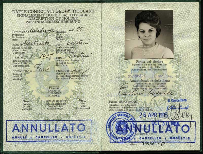 Passeport délivré à Agnes Paolini, 1955. Musée canadien de l’immigration du Quai 21 (DI2013.1810.1b).