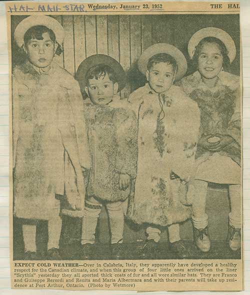 Détail d’une coupure de journal sur les enfants Franco et Guiseppe Berordi, ainsi que Renita et Maria Albermara, portaient leur manteaux d'hiver, 1952. Musée canadien de l’immigration du Quai 21 (R2014.336.1).