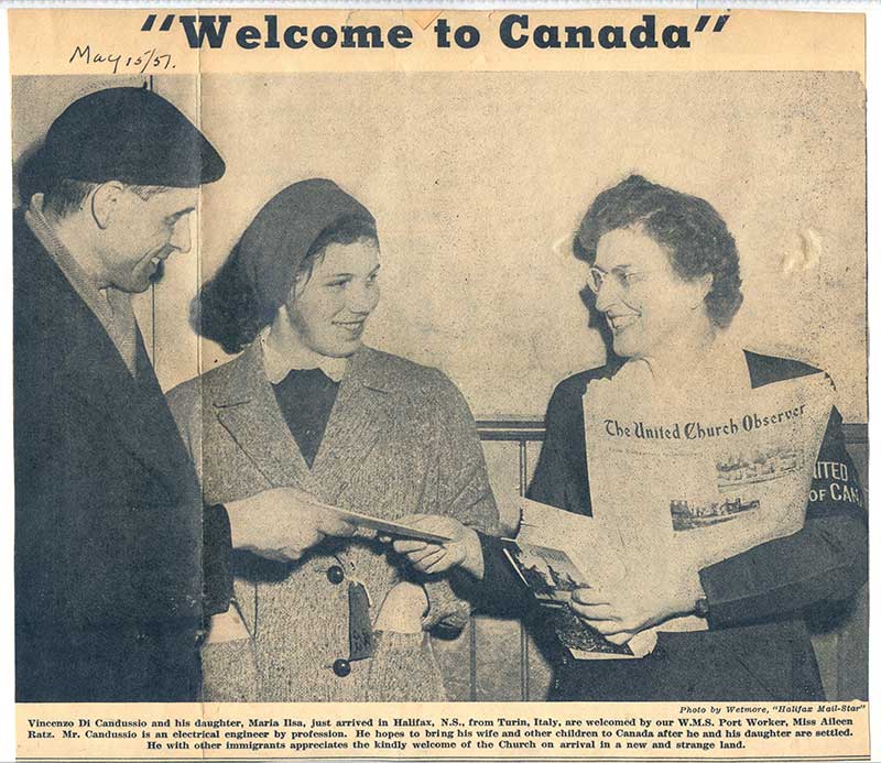 Détail d’un album de coupures de journaux sur  l’arrivée à Halifax de Vincenzo Di Candussio et sa fille Maria Ilsa, 1951. Musée canadien de l’immigration du Quai 21 (R2014.336.1).
