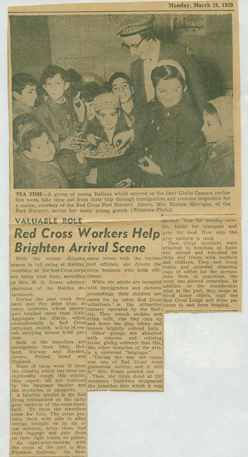 Détail d’un album de coupures de journaux sur des travailleurs de la Croix Rouge souhaitant la bienvenue aux enfants en provenance d’Italie, 1959. Musée canadien de l’immigration du Quai 21 (R2014.336.1).
