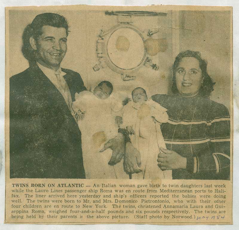 Article d’une coupure de journal sur la naissance des jumeaux Pietrontonio à bord du S.S. Roma. Musée canadien de l’immigration du Quai 21 (R2014.336.1).