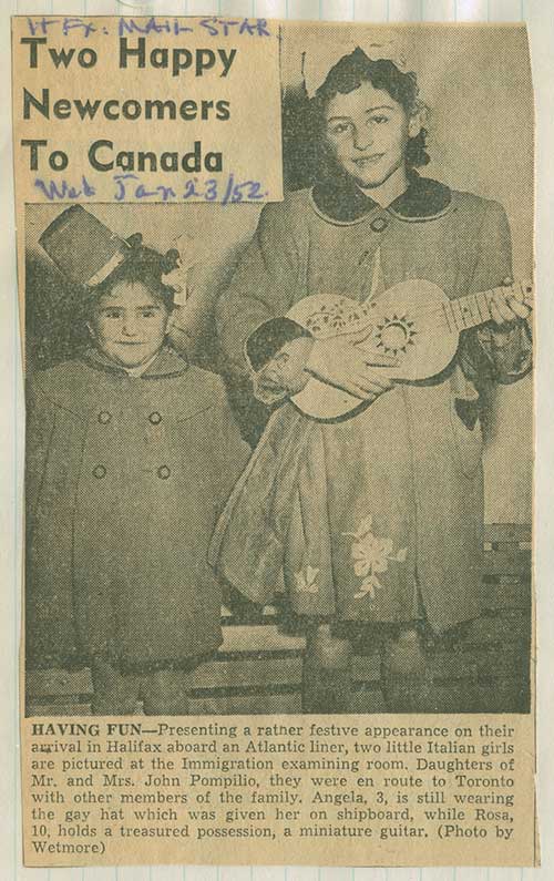 Détail d’un album de coupures de journaux sur Angela et Rosa Pompilio dans la salle d’examen d’immigration, 1952. Musée canadien de l’immigration du Quai 21 (R2014.336.1).