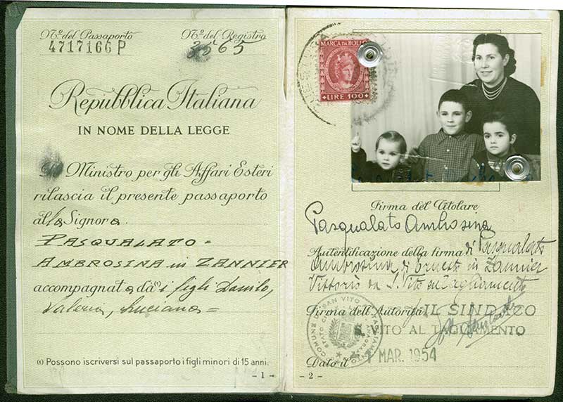 Passeport délivré à Ambrosina Zannier, 1954. Musée canadien de l’immigration du Quai 21 (DI2013.1823.1b).
