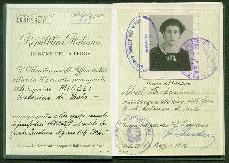 Passeport délivré à Antonina di Paolo Miceli, 1954. Musée canadien de l’immigration du Quai 21 (DI2013.1805.3a).