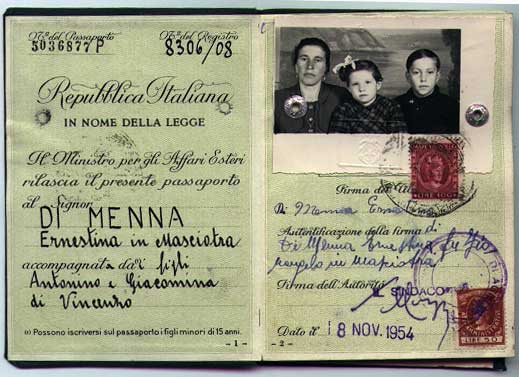 Passeport délivré à Ernestina à Maseiotra Di Menna, 1954. Musée canadien de l’immigration du Quai 21 (DI2013.1904.3a).