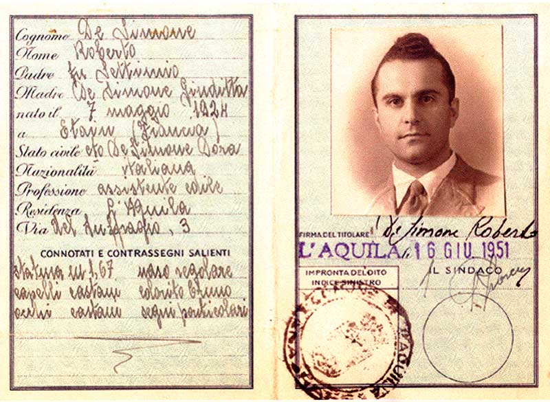 Passeport délivré à Roberto de Simone, 1951. Musée canadien de l’immigration du Quai 21 (DI2013.1045.1a).