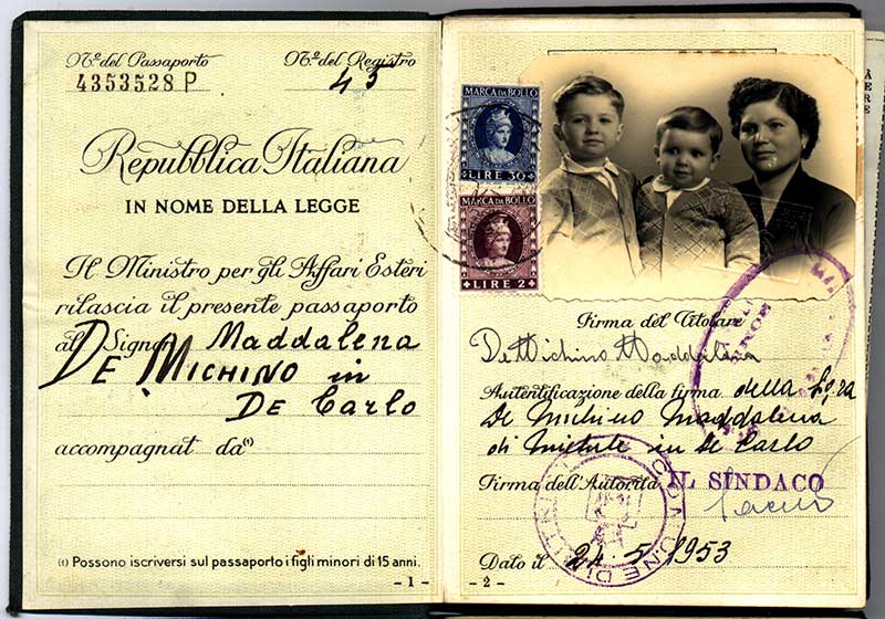Passeport délivré à Maddalena De Michino à De Carlo. Musée canadien de l’immigration du Quai 21 (DI2013.1786.1a).