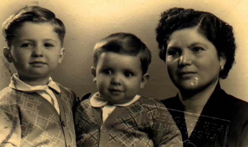 Photo du passeport délivré à Maddalena De Carlo et ses enfants, 1953. Musée canadien de l’immigration du Quai 21 (DI2013.1786.1e).
