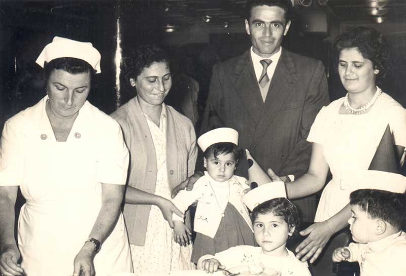 Stefano Sforza et sa famille à bord du S.S. Italia, 1959. Musée canadien de l’immigration du Quai 21 (DI2013.1816.3).