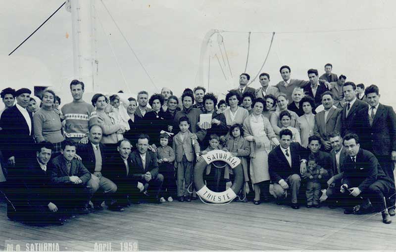 Frank Giorno et des passagers à bord du M.S. Saturnia, 1959. Musée canadien de l’immigration du Quai 21 (DI2013.1899.1).