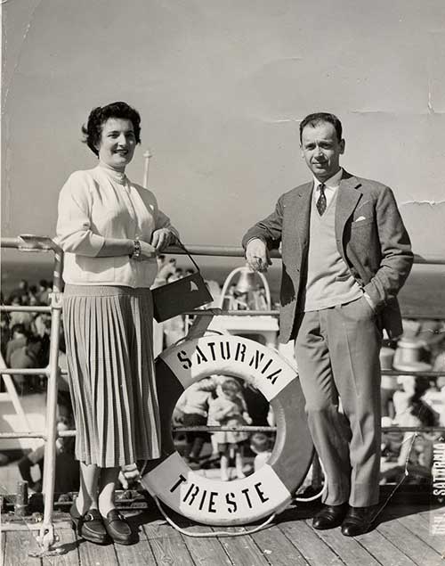 M. et Mme Signoroni à bord du M.S. Saturnia, 1957. Musée canadien de l’immigration du Quai 21 (DI2013.1817.1a).