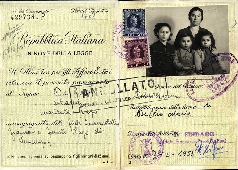 Passeport délivré à Maria De Jes et ses enfants, 1953. Musée canadien de l’immigration du Quai 21 (DI2013.1903.1).