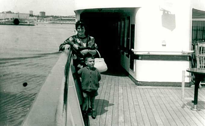 Mme Frasca et son fils à bord du S.S. Leonardo Da Vinci, dans le port d’Halifax, 1965. Musée canadien de l’immigration du Quai 21 (DI2013.1796.16).