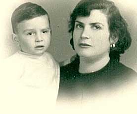 Photo détaillée du passeport délivré à Mme Frasca et son fils, 1965. Musée canadien de l’immigration du Quai 21 (DI2013.1796.24).