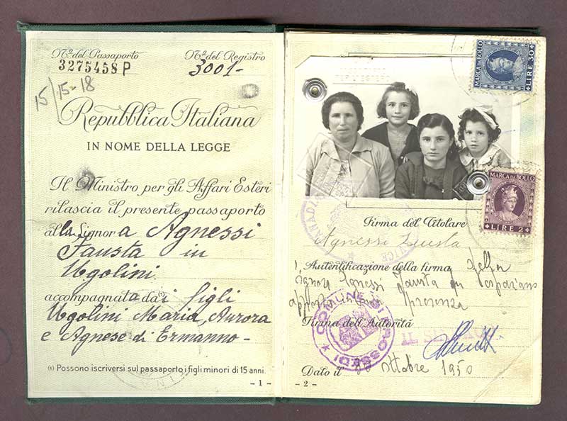 Passeport délivré à Agnessi Ugolini et ses enfants, 1950.  Musée canadien de l’immigration du Quai 21 (DI2013.1812.1a).