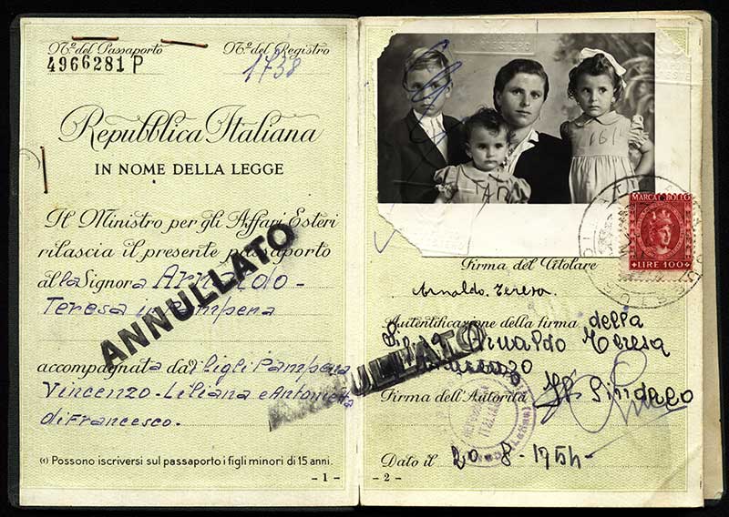 Passeport délivré à Teresa Pampena, 1953. Musée canadien de l’immigration du Quai 21 (DI2013.1906.2c).
