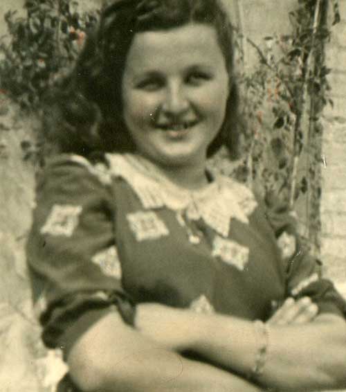 Photographie de Maria Disipio (née Stenta) en Italie. La photo a été prise vers 1953. Musée canadien de l’immigration du Quai 21 (DI2013.1901.1)