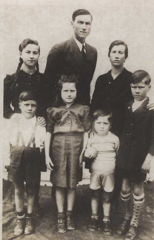 Pietro et Maria Teresa Di Ioia et la famille en Italie, 1948. Musée canadien de l’immigration du Quai 21 (DI2013.1789.5).