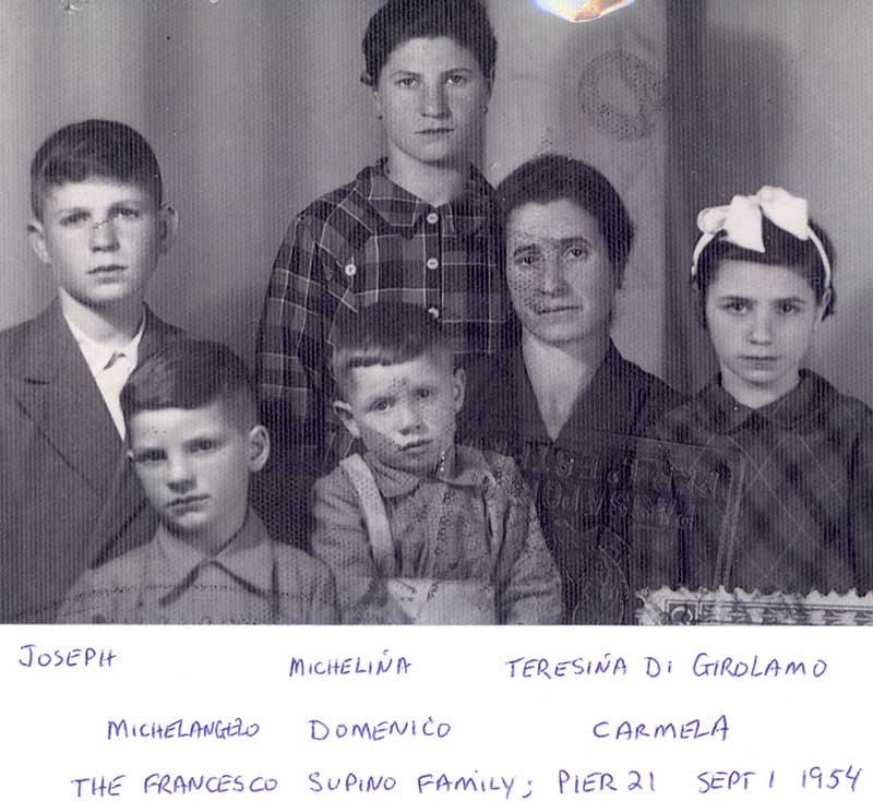 La famille Francesco Supino, Joseph, Michelina, Teresina Di Girolamo, Michelangelo, Domenico et Carmela, 1954. Musée canadien de l’immigration du Quai 21 (DI2013.1818.1).
