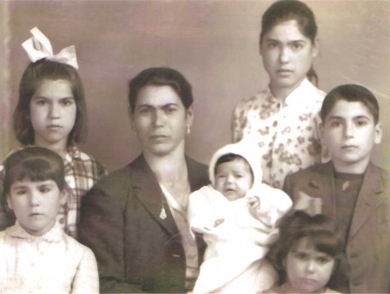 Rosa Alfano avec ses enfants Francesco, Oletta, Anna, Pasqualina, Carlo, Dalia et Natalina DeRango. Musée canadien de l’immigration du Quai 21 (DI2013.1893.2).