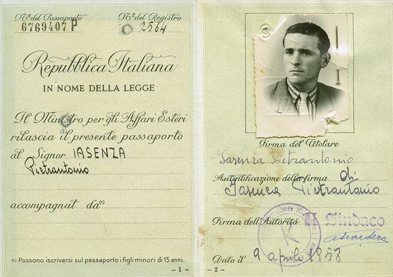 Passeport délivré à Iasenza Pietrantonio, 1958. Musée canadien de l’immigration du Quai 21 (DI2013.1798.2).