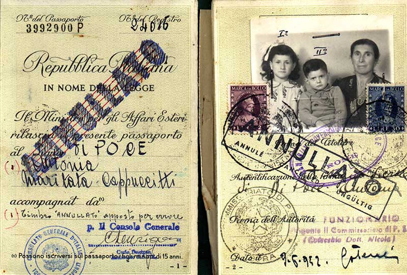 Passeport délivré à Antonia, Maritata et Cappuccitti di Pole, 1952. Musée canadien de l’immigration du Quai 21 (DI2013.1813.2a).