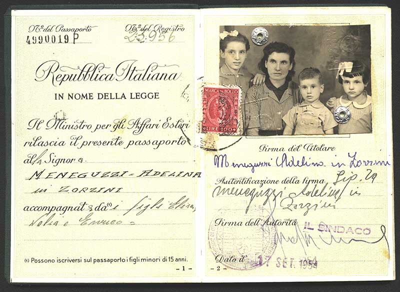 Passeport délivré à Meneguzzi Adelina Zorzini et ses enfants, 1954. Musée canadien de l’immigration du Quai 21 (DI2013.1824.1a).